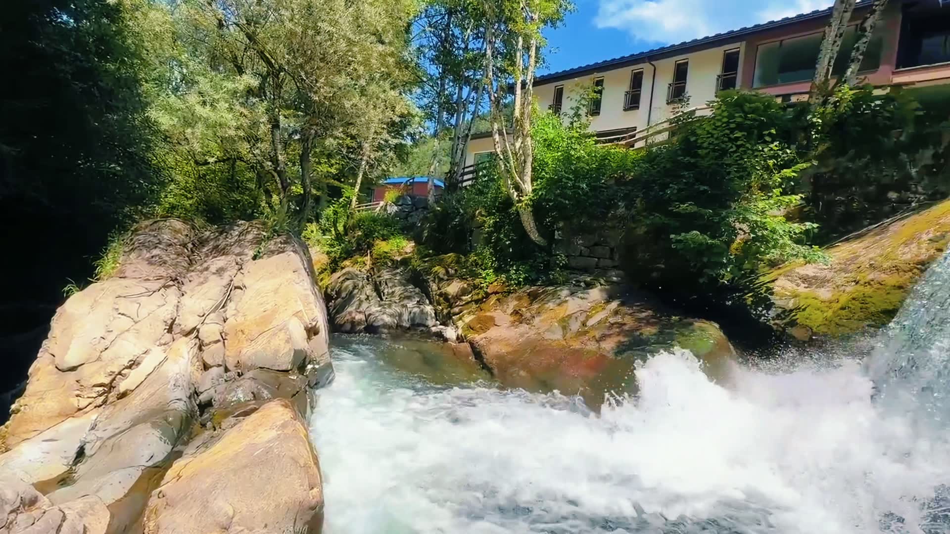 Cadre naturel face à la cascade dans les Aravis pour un team building d'entreprise
